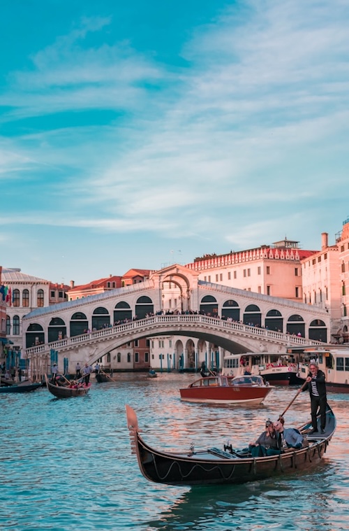 A Gondola infront of the Rialto Bridge in Venice A Gondola infront of the Rialto Bridge in Venice