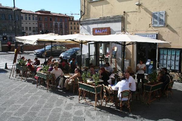 The Bazeel pub in pisa from the outside