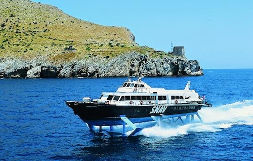 A hydrofoil going to Capri