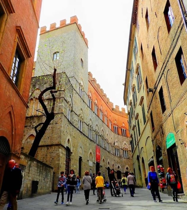 Via di Citta in Siena