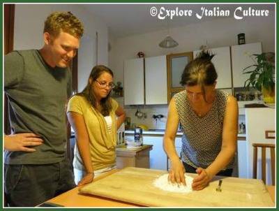 Mix the eggs and flour together