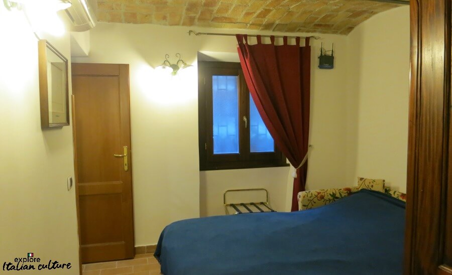 Hotel Gea, adjoining bedroom. Hotel Gea di Vulcano, adjoining bedroom with sofa bed.