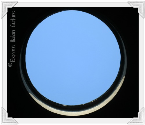 A sunny sky through the Pantheon's oculus.