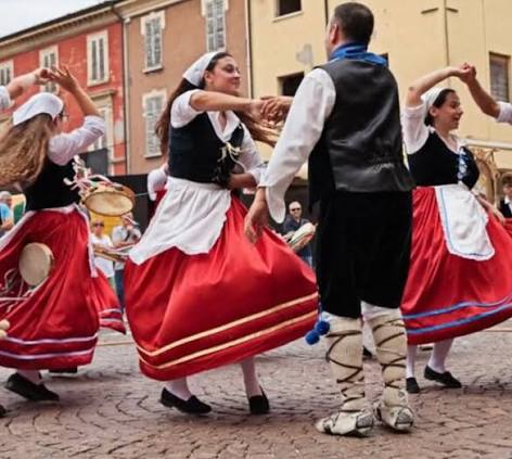 pizzica folk dancing