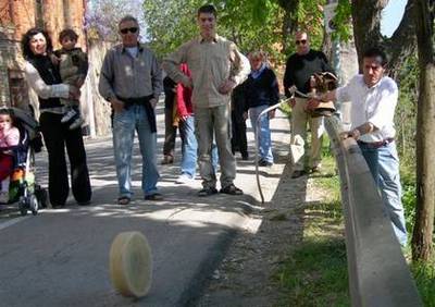 Easter in Italy cheese rolling